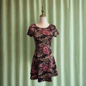 Chic Floral Mini Dress in Black and Pink